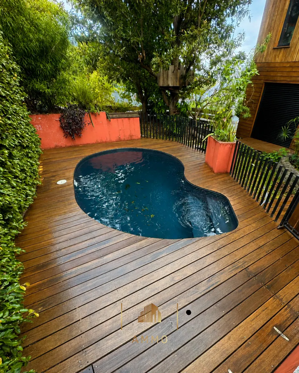 Traitement d'une plage de piscine en bois