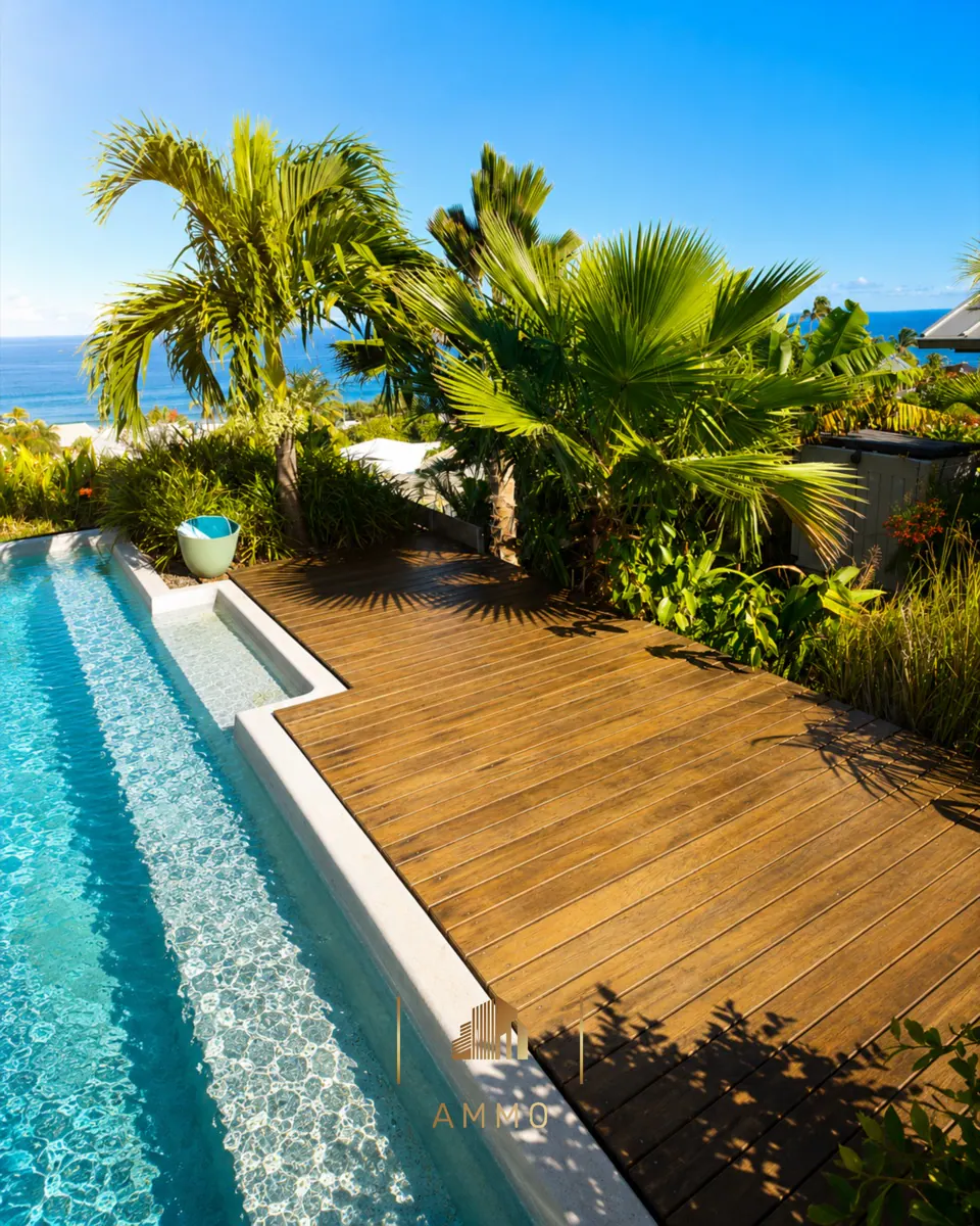 Traitement d'une plage de piscine en bois face à l'océan