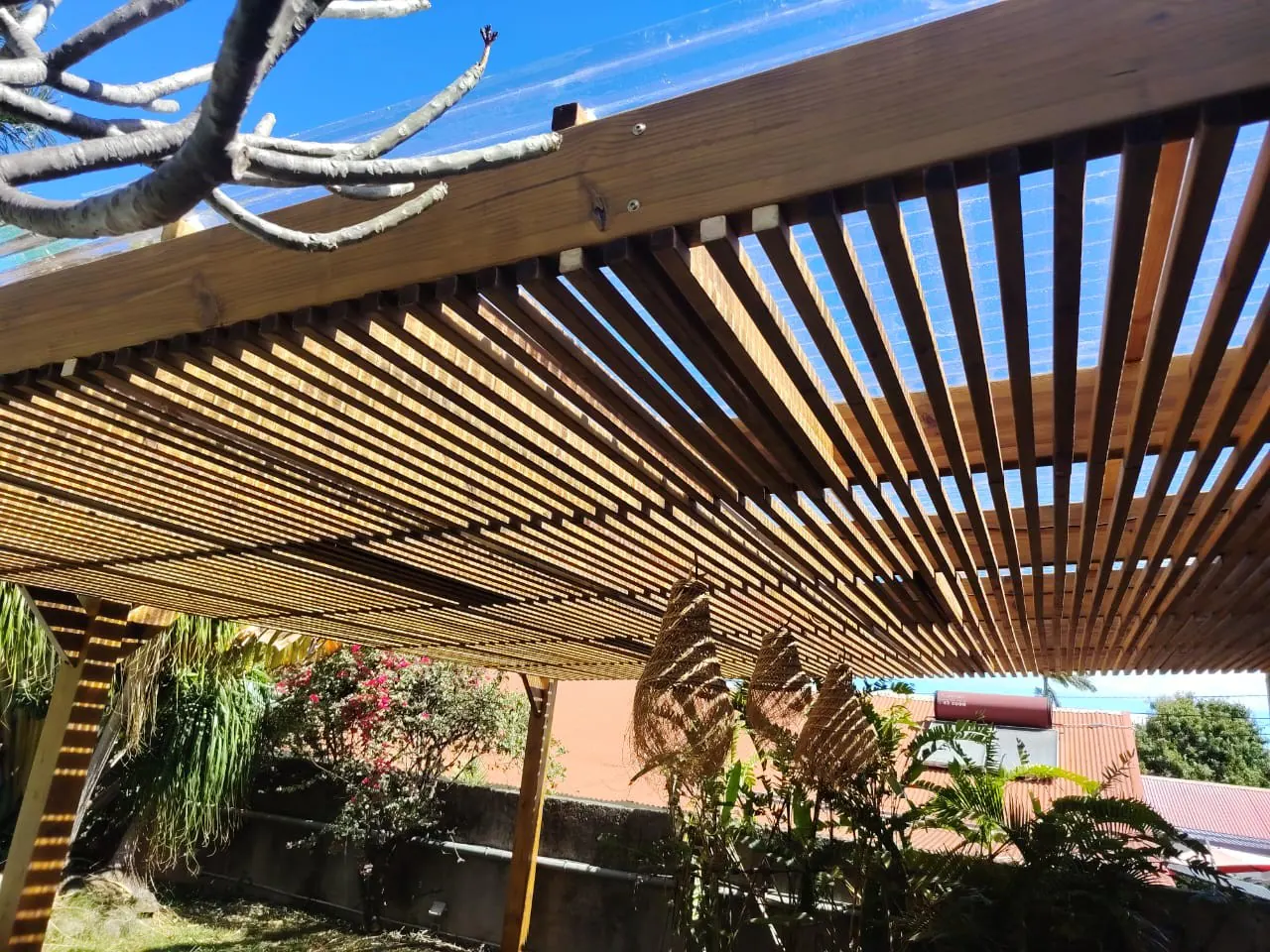 Pergola à ventelles bois au-dessus d’une terrasse