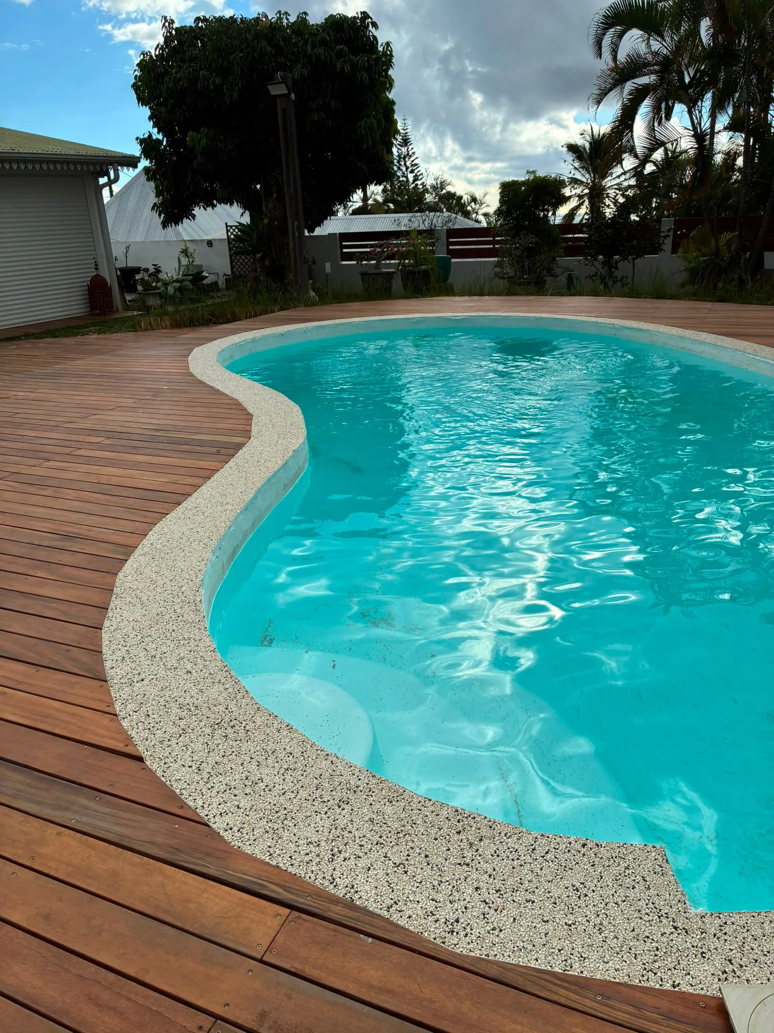 Margelle granito et traitement du deck bois