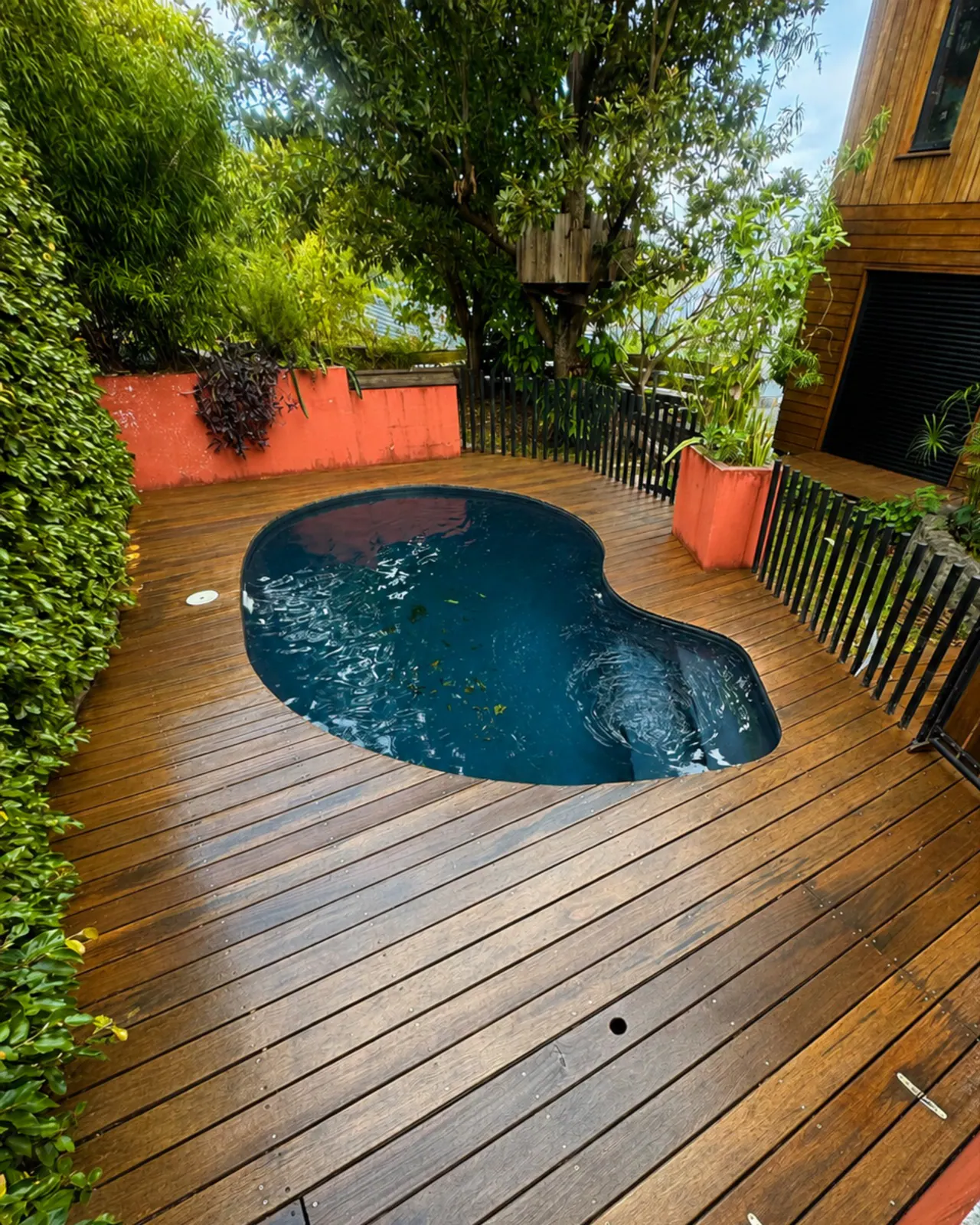 Traitement d'une plage de piscine en bois