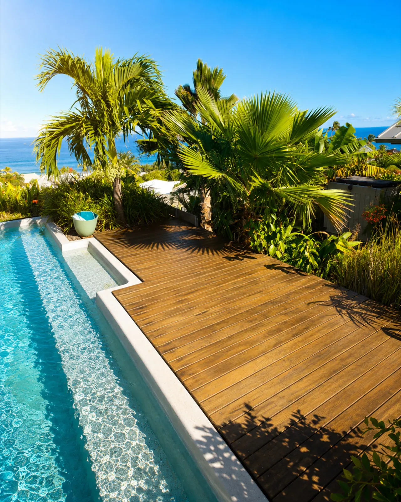 Traitement d'une plage de piscine en bois, vue océan