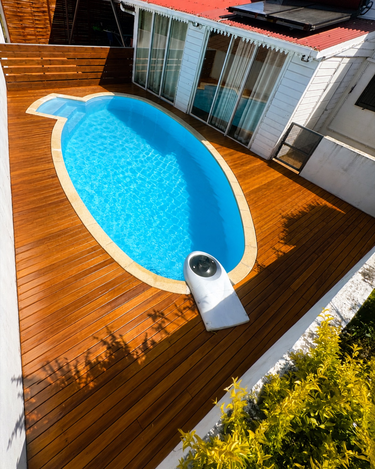 Piscine ovale sur terrasse